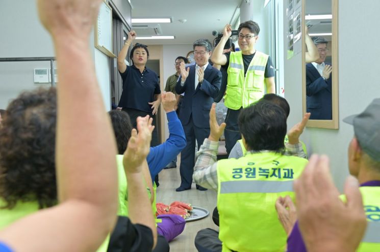 현장 근로자 수박 격려