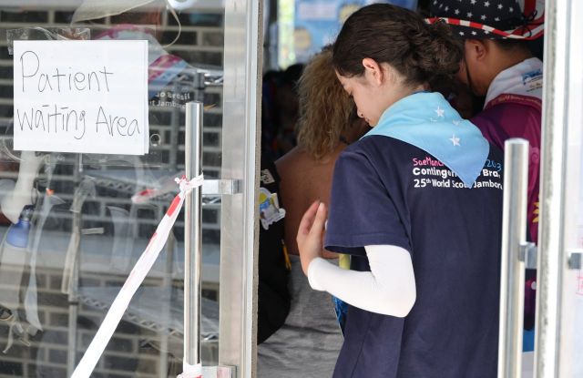 3일 오후 전북 부안군 새만금 세계스카우트 잼버리 야영지 내 잼버리 병원에서 환자들이 대기하고 있다. [이미지출처=연합뉴스]