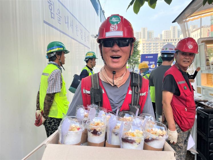 반도건설은 현장근로자들이 잠시나마 더위를 잊을 수 있도록 컵빙수, 도넛, 수박화채스무디, 마들렌 등을 제공하는 푸드트럭 이벤트를 진행했다.