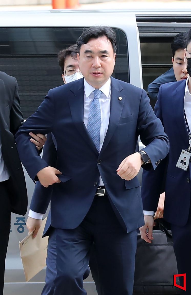 윤관석 무소속 의원이 8월 4일 '돈봉투 사건' 핵심 피의자로 구속영장 실질심사를 받기 위해 서울 지방법원으로 출두하고 있다. 사진=허영한 기자 younghan@