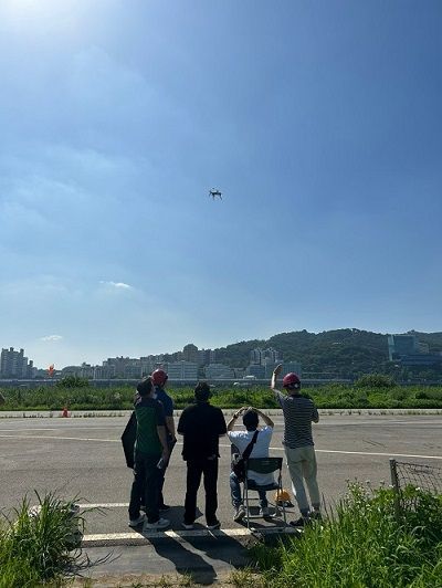 [수강생들이 직접 제작-설계한 드론으로 비행 실무 수업을 받고 있다.]