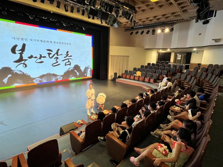 경기주택도시공사(GH)가 3~4일 이틀간 서울 삼성동 국가무형문화재전수교육관에서 마련한 전통문화 체험행사에 참여한 '용인지역 다함께 돌봄센터' 어린이들이 공연을 즐겁게 관람하고 있다.