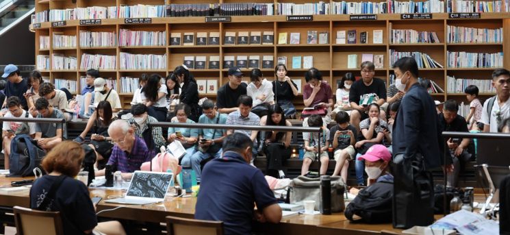 무더위가 계속된 지난 2일 시민들이 냉방시설이 잘 갖춰진 서울 강남구 코엑스 별마루 도서관에서 책을 보고 있다. [이미지출처=연합뉴스]