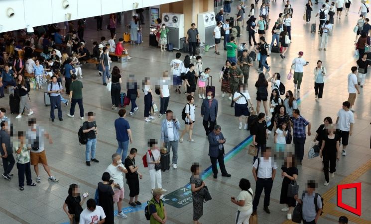 [포토]휴가철 북적이는 서울역 대합실