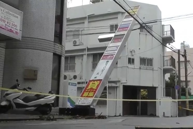 3일 일본 오키나와현 나하의 한 건물 간판이 제6호 태풍 '카눈'(Khanun)으로 떨어진 모습. [사진출처=AP·연합뉴스]