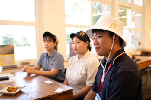 맥도날드 워킹홀리데이 in 제주 프로그램에 11명의 크루들이 참여한 가운데 3일 제주 서귀포시 무릉외갓집에서 인터뷰를 하고 있는 (왼쪽부터)맥도날드의 윤태종, 정혜진, 김민경 크루. 사진=문혜원 기자