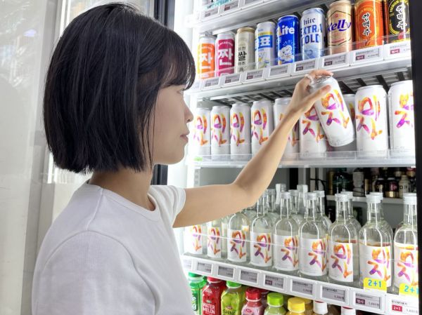 소비자가 세븐일레븐에서 미자네 맥주를 고르고 있다. [사진제공=세븐일레븐]