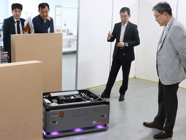 LG U+, 물류로봇 시장 진출…"유진로봇과 플랫폼 개발 박차"