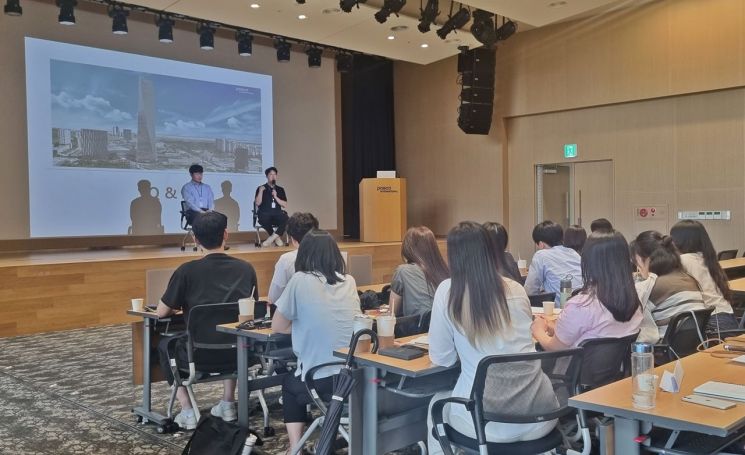 포스코인터내셔널 송도사옥에서 취업 토크콘서트를 진행하고 있다. [사진제공=포스코인터내셔널]