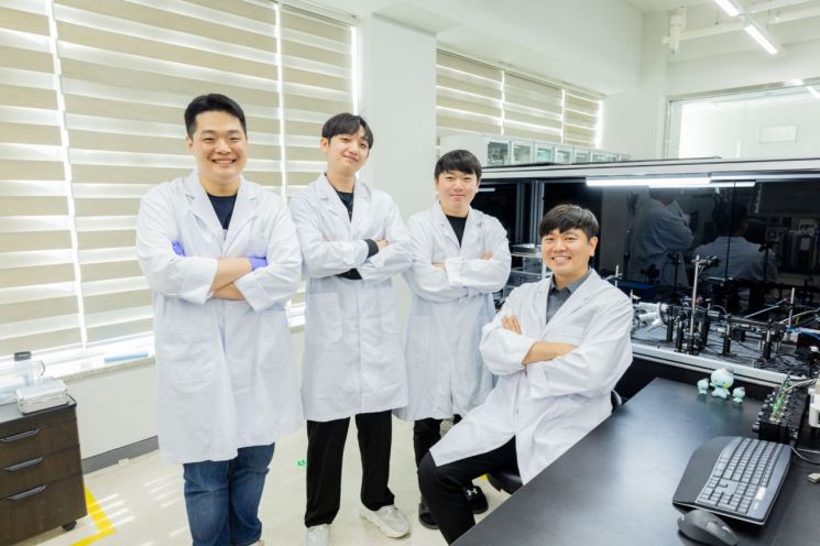 표재연 박사(오른쪽)를 비롯한 KERI 연구팀이 첨단 디스플레이용 회절격자를 제작하는 나노 3D프린팅 기술을 개발했다. 사진출처=KERI 제공