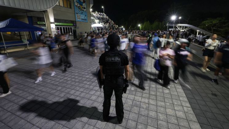 대구 야구장에서 '흉기 난동'을 부리겠다는 예고 글이 올라온 지난 5일 오후 경찰특공대가 대구 삼성라이온즈파크에서 만일의 상황에 대비하고 있다. [사진출처=연합뉴스]