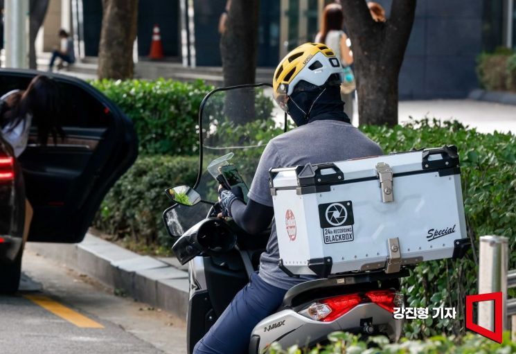 주요 배달 앱 업체들이 배달비 경감 대책을 내놓으며 사용자가 증가세로 돌아선 가운데 8일 서울 시내에서 한 오토바이 배달원이 이른 아침부터 배달콜을 기다리고 있다. 사진=강진형 기자aymsdream@