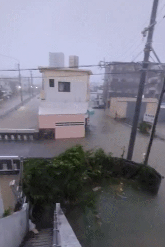 태풍 '카눈'의 영향으로 침수된 일본 오키나와. [사진출처=엑스(옛 트위터)]