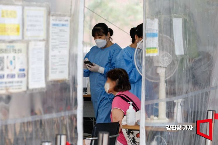 코로나19 확진자가 6주 연속 증가세를 보이고 있는 8일 서울 마포구보건소에 마련된 선별검사소를 찾은 시민들이 검사를 받기 위해 대기하고 있다.