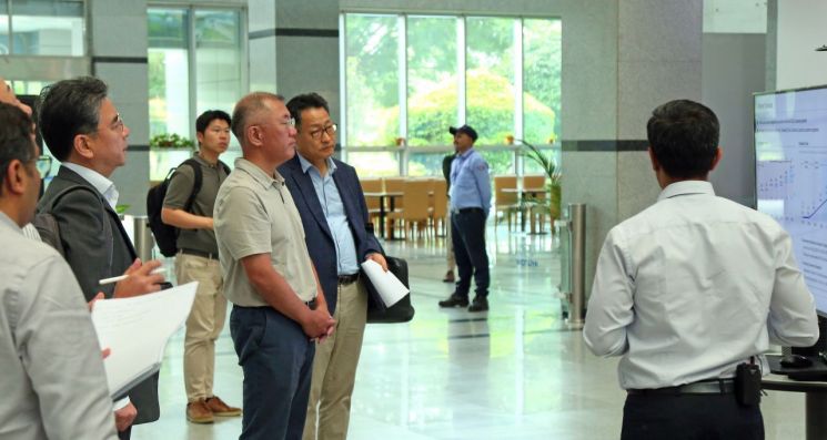 정의선 회장(사진 가운데)과 장재훈 현대차 사장(왼쪽) 등이 인도기술연구소에서 사업현황에 대해 설명을 듣고 있다.＜사진제공:현대차그룹＞