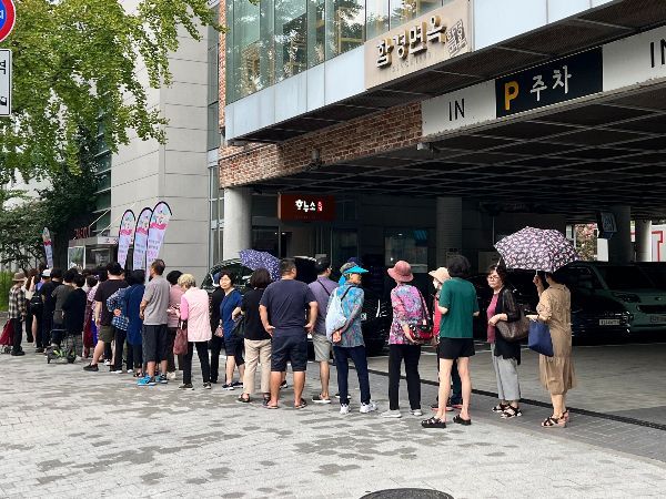하누소 서울 창동 본사 앞에 운영 시간 전부터 긴 줄이 늘어서 있다. [사진제공=하누소]