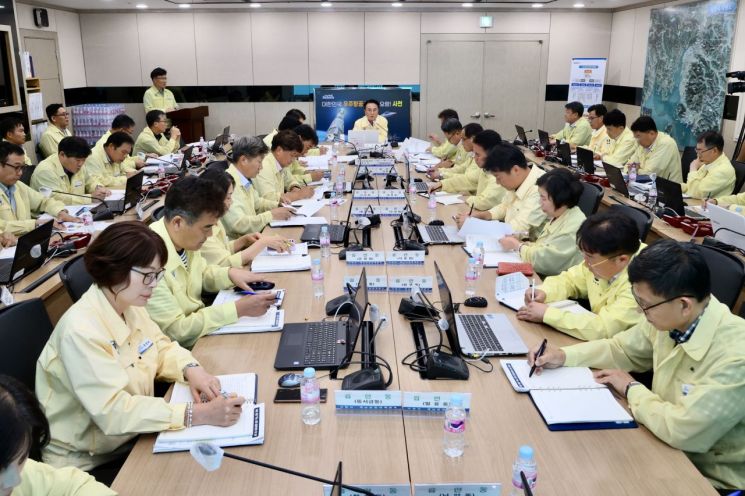 사천시가 태풍 카눈 북상 대비 긴급 대처상황점검회의를 하고 있다.