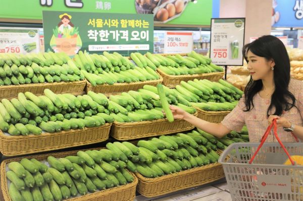 롯데마트 서울역점에서 모델이 착한가격 오이를 살펴보고 있다[사진제공=롯데마트].