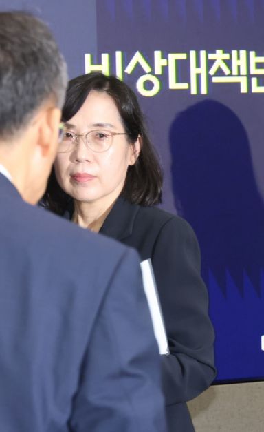 김현숙 여성가족부 장관이 9일 정부서울청사 내 상황실에서 열린 새만금 잼버리 비상대책반 회의에 입장하고 있다. 사진=조용준 기자 jun21@