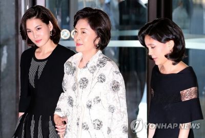 홍라희 전 리움미술관장(가운데)과 이부진 호텔신라 사장(오른쪽), 이서현 삼성복지재단 이사장. [이미지출처=연합뉴스]