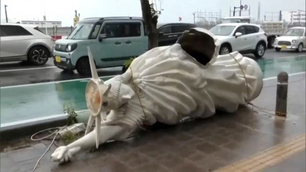 태풍 카눈의 영향으로 일본 오키나와현 나하의 한 거리에 동상이 쓰러져 있다. [이미지출처=AP연합뉴스]