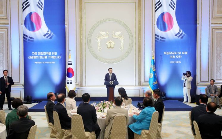 윤석열 대통령이 9일 청와대 영빈관에서 열린 독립유공자 및 유족 초청 오찬에서 환영사를 하고 있다. [이미지출처=연합뉴스]