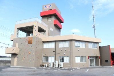 일본의 한 소방서 회식 자리에서 남성 소방관들이 여성 소방관을 앞에 두고 옷을 모두 벗고 중요 부위만 가린 채 술 마시기 퍼포먼스를 한 사실이 뒤늦게 알려져 당국이 조사에 나섰다.[사진출처=하가지구 소방본부 홈페이지]