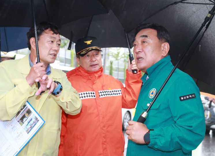 김두겸 울산시장이 9일 오전 북상 중인 태풍 카눈에 대비해 삼호지하차도 일대에서 현장점검 하고 있다. [이미지출처=울산시]