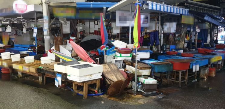 장사를 마친 한 가게에 바구니와 플라스틱 통 등이 올려져 있다. [사진=이세령 기자]
