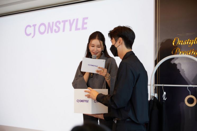 임세영 쇼호스트가 9일 서울 강남구 조선팰리스에서 CJ온스타일 VVIP 대상 '패션 스타일링 클래스'를 진행하고 있다[사진제공=CJ온스타일].