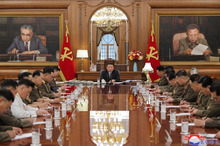 9日，朝鲜国务委员长Kim Jong-un主持劳动党中央军事委员会扩大会议。 [图片来源=韩联社供图]