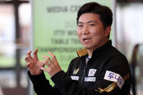 2004년 아테네 올림픽 탁구 남자 단신 금메달리스트 유승민은 현재 유일한 한국의 IOC 선수위원이다.