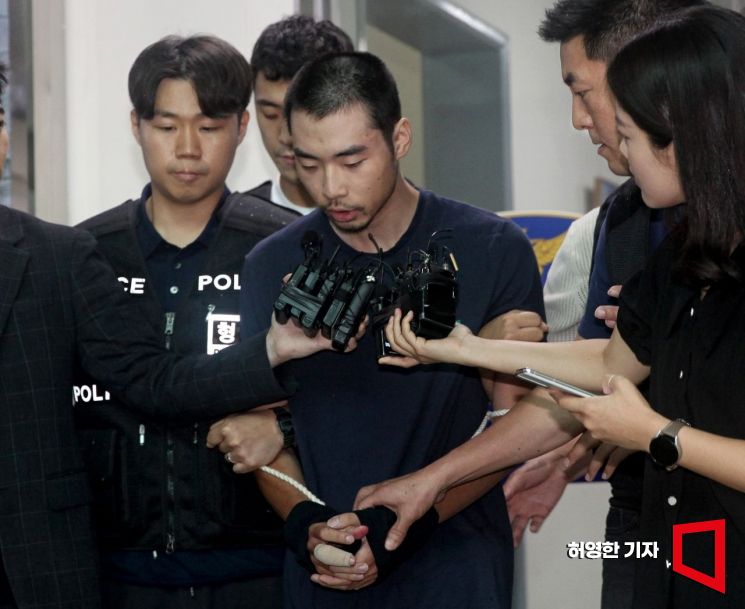 서현역 흉기난동범 최원종이 10일 오전 검찰로 송치되기 위해 성남 수정경찰서 유치장을 나와 호송차로 향하며 기자들의 질문에 답하고 있다. 사진=허영한 기자 younghan@