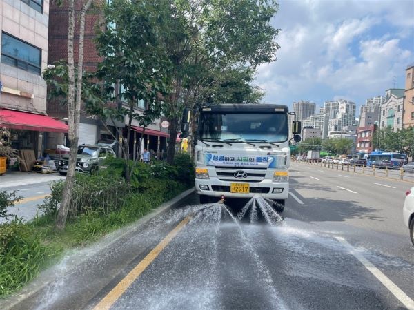 폭염에 대비해 살수차를 운영하는 모습(사진=동작구 제공)