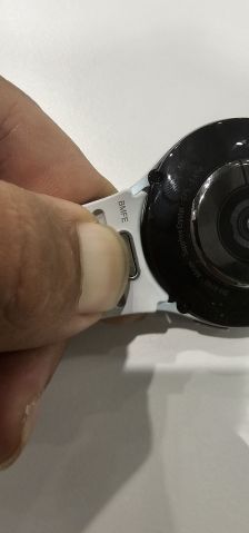 가로로 넓어진 버튼을 누르고 스트랩을 잡아당기면 분리된다(사진=오유교 기자)