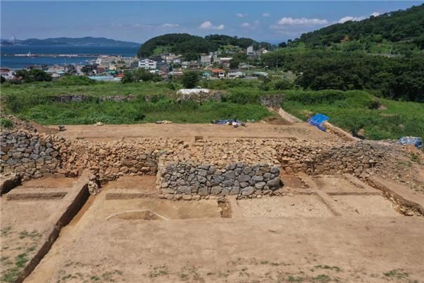 Exterior wall part and chiseong.