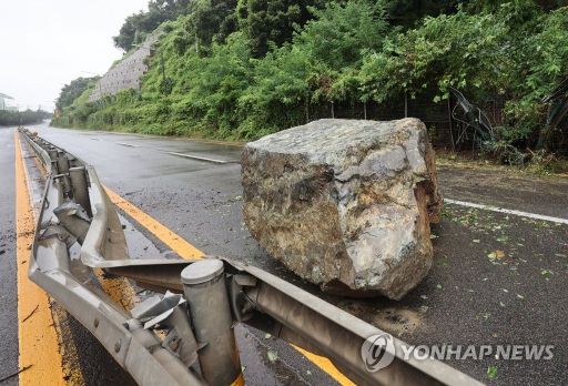 10일 오전 울산시 동구 방어진순환도로에 가로 3m, 세로 4m 크기 바위가 인근 산에서 굴러떨어져 양방향 통행이 통제되고 있다. [이미지출처=연합뉴스]