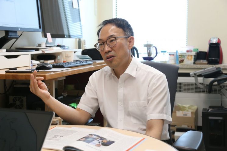 정기영 서울대병원 신경과 교수가 종로구 서울대병원에서 '잠의 힘'에 대해 설명하고 있다. 사진=임혜선 기자  lhsro@