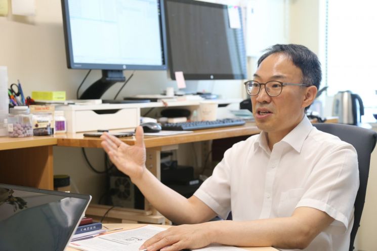 정기영 서울대병원 신경과 교수가 종로구 서울대병원에서 '잠의 힘'에 대해 설명하고 있다. 사진=임혜선 기자  lhsro@