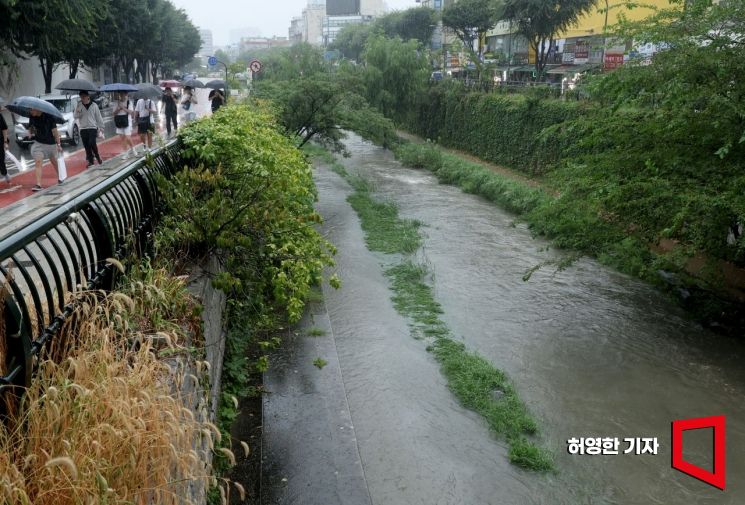 태풍 카눈의 영향으로 많은 비가 내리고 있는 가운데 서울 청계천 수위가 높아져 보행로 일부가 물에 잠겨 있다. 사진=허영한 기자 younghan@