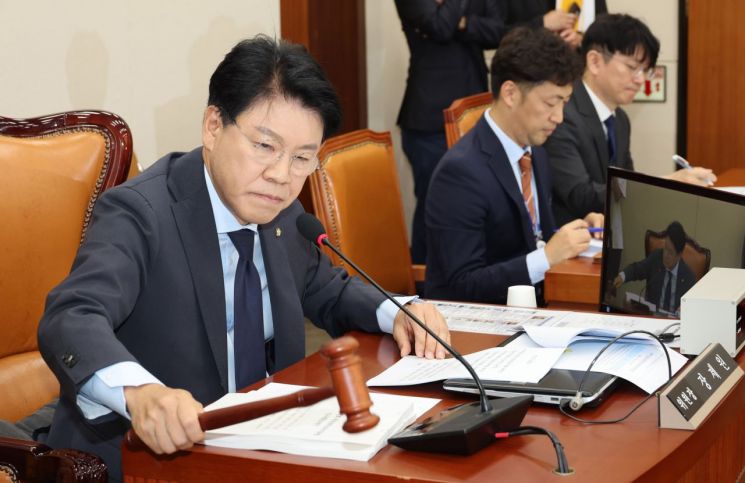 동관 방송통신위원회 위원장 후보자 인사청문회 실시계획서 채택의 건 등을 논의하기 위해 10일 오전 서울 여의도 국회에서 열린 과학기술정보방송통신위원회 전체회의에서 장제원 위원장이 의사봉을 두드리고 있다. [이미지출처=연합뉴스]