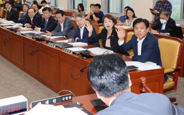 이동관 방송통신위원회 위원장 후보자 인사청문회 실시계획서 채택의 건 등을 논의하기 위해 10일 오전 서울 여의도 국회에서 열린 과학기술정보방송통신위원회 전체회의에서 장제원 위원장이 민주당 의원들이 항의하는 가운데  의사봉을 두드리고 있다. [이미지출처=연합뉴스]