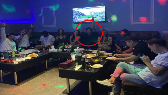 A씨가 주점처럼 꾸며 놓은 자신의 숙소에서 지인과 여성 접객원 등과 함께 유흥을 즐기는 모습.[사진출처=부산지검]