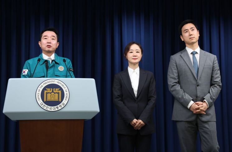 이도운 대통령실 대변인(왼쪽)이 10일 오후 서울 용산 대통령실 청사에서 부대변인 인사 관련 브리핑을 하고 있다. 이날 최지현 법률비서관실 선임행정관(가운데)과 김기흥 대변인실 행정관이 부대변인으로 선임됐다. [이미지출처=연합뉴스]