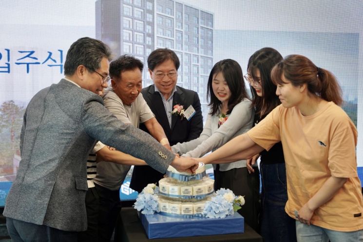 김세용 GH 사장(왼쪽 세번째)이 10일 국내 최고 모듈러 임대주택 입주식에 참석해 입주자들과 케이크를 자르고 있다.