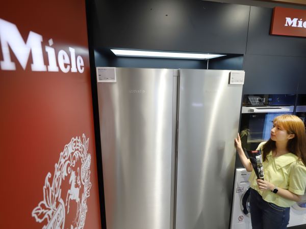 롯데하이마트가 오는 31일까지 독일 프리미엄 가전 브랜드 밀레(Miele)의 프리스탠딩 냉장고와 냉동고 행사 상품을 특별 행사가에 선보인다. 사진은 모델이 행사 상품을 살펴보는 모습. [사진제공=롯데하이마트]