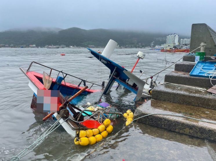 경남 거제시 지세포항에서 태풍을 피해 계류 중이던 선박이 침몰했다. [사진제공=창원해양경찰서]
