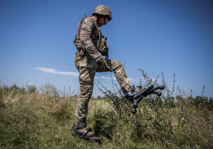 지난 2일(현지시간) 우크라이나 동부 도네츠크주에서 반격작전에 나선 우크라이나 병사가 지뢰 폭발 등 피하기 위해 일명 '스파이더 부츠(Spider boots)'를 신고 이동하고 있다. [이미지출처=로이터·연합뉴스]