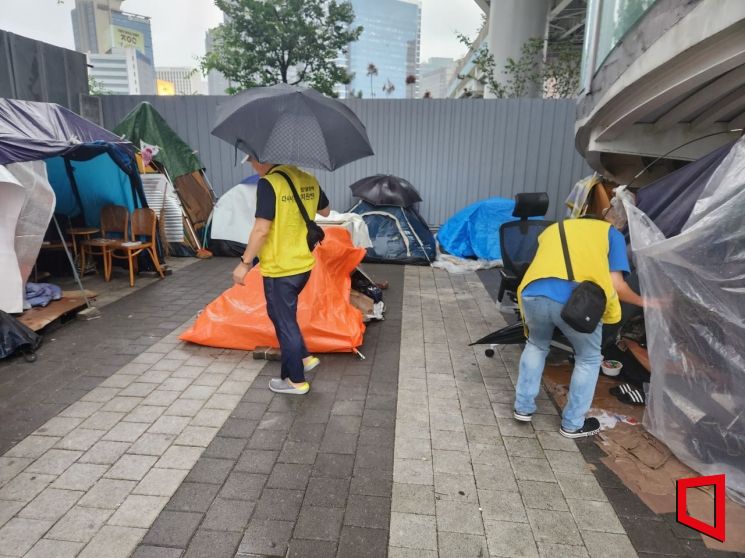 "노숙인 보호해야"… 태풍 속 서울시 다시서기종합지원센터의 분투