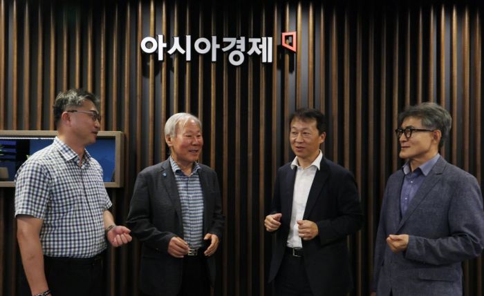옥광 충북대 체육교육학과 교수, 한상석 더케이 소피아그린CC 상임감사, 최보근 문화체육관광부 체육국장, 서천범 한국레저산업연구소 소장(왼쪽부터)이 ‘골프장 이용료 낮출 수 없나’라는 주제로 토론회를 마친 뒤 담소를 나누고 있다. 사진=윤동주 기자 doso7